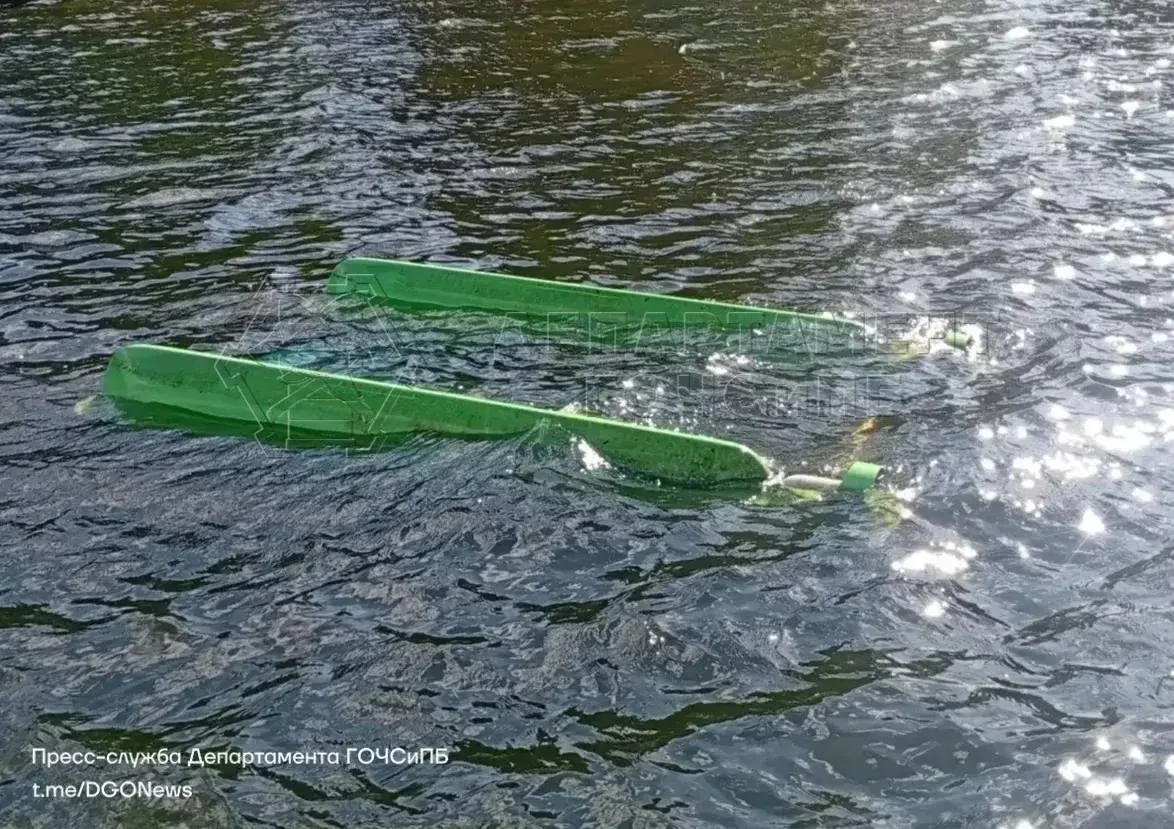 В Строгинском затоне перевернулся катамаран, мужчина оказался в воде. Спасатели вытащил...