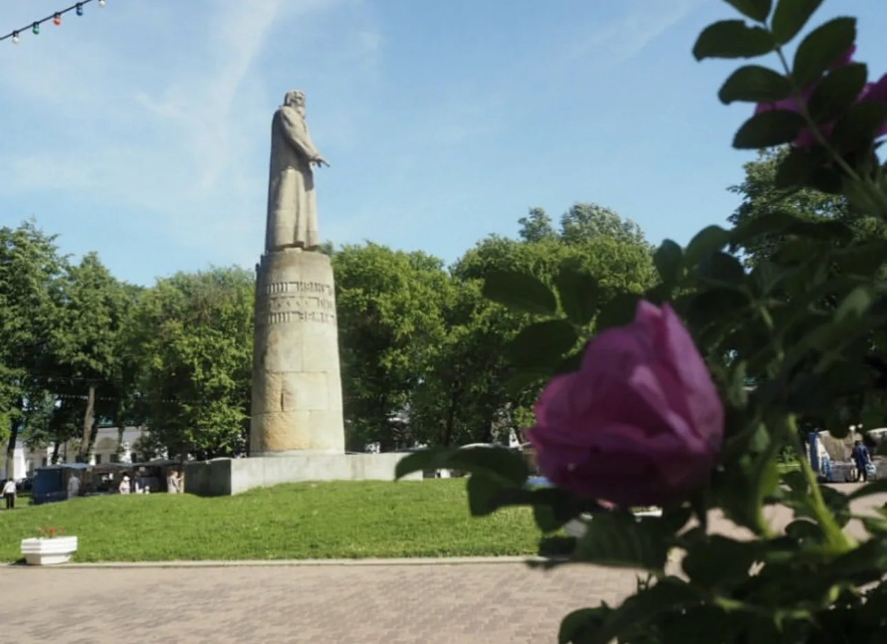 На вершине Молочной горы возвышается один из главных символов Костромы — памятник легендарному костр