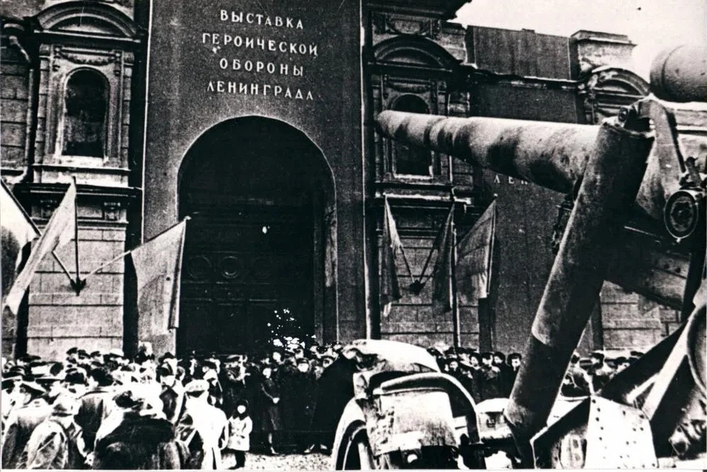 ДЕНЬ В ИСТОРИИ САНКТ-ПЕТЕРБУРГА – 30 АПРЕЛЯ    🔥30 апреля 1944 года в Соляном городке открыта выстав