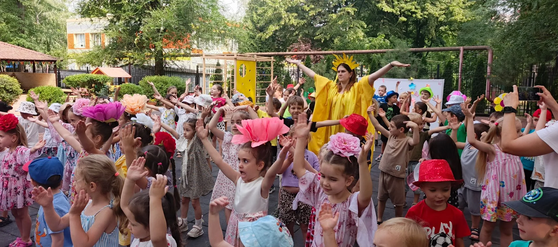 Сегодня в детском саду царила атмосфера лета и красок! Воспитатели провели замечательны...