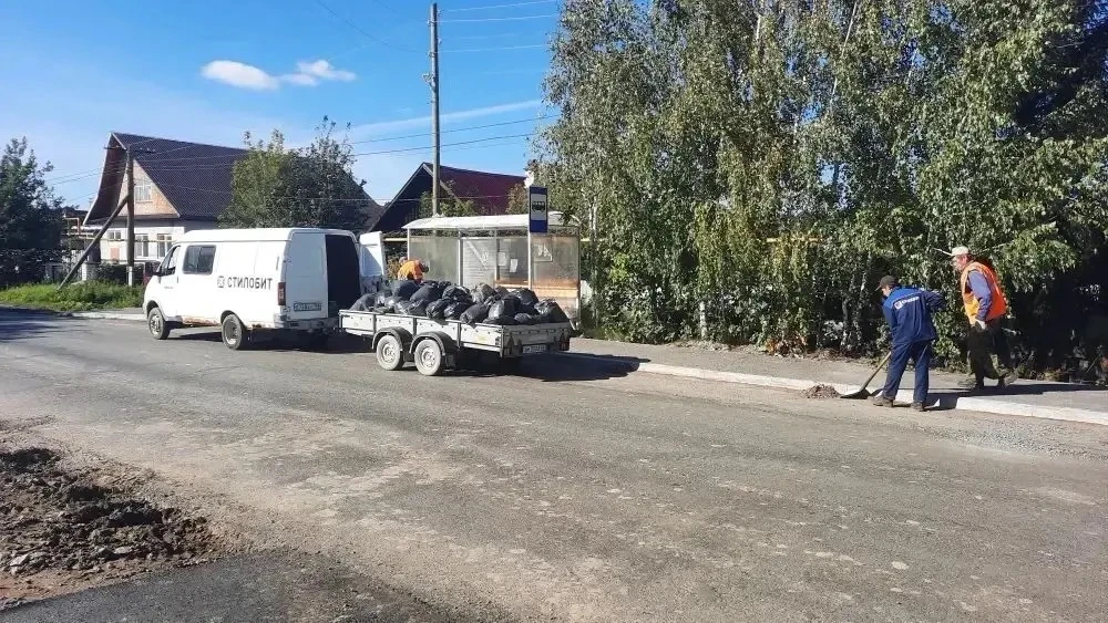 🔶 В округе продолжаются работы по уборке остановочных пунктов