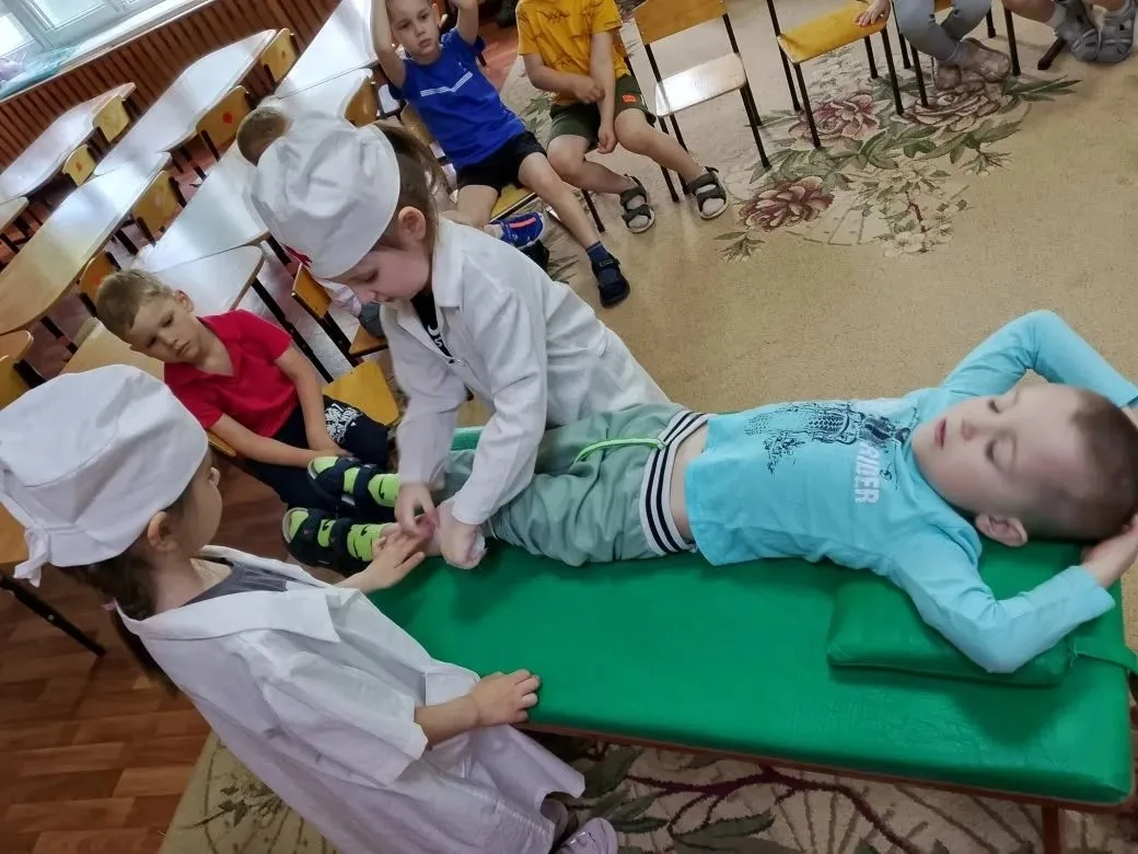 Сегодня ребята из группы №11 погрузились в роли врачей и медсестёр! 👩‍⚕️👨‍⚕️

В игровой форме они 
