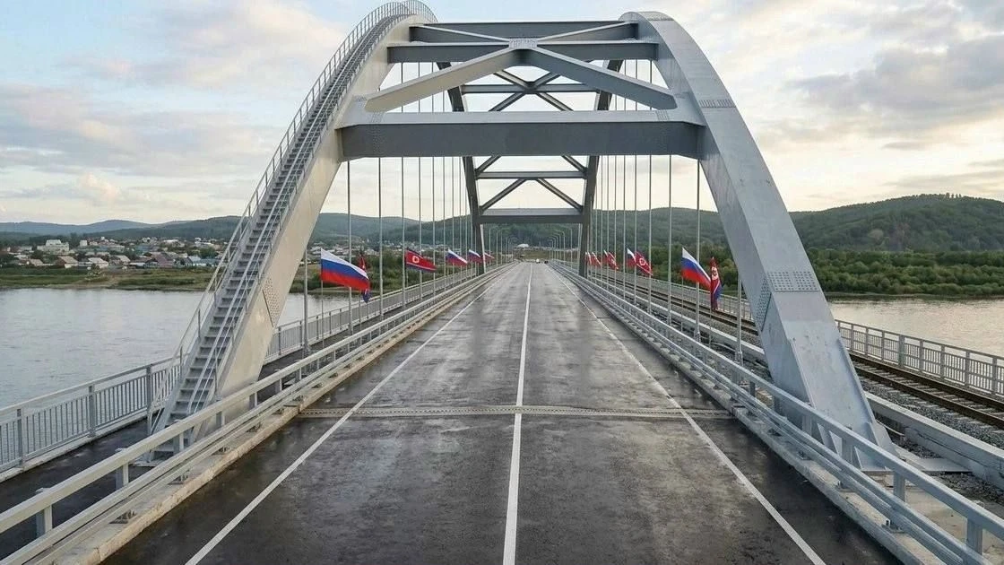 Россия и КНДР открыли первый автомобильный мост между странами