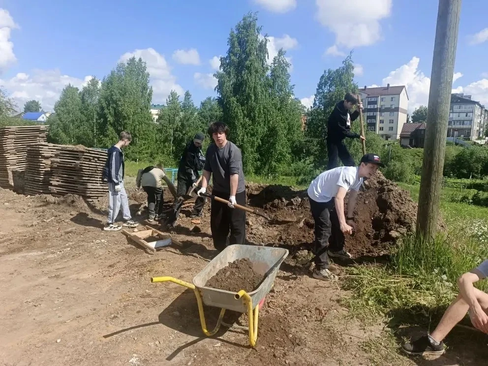 🌿 Вчера началась вторая неделя нашего трудового лагеря.

Ребята продолжают трудиться на территории 