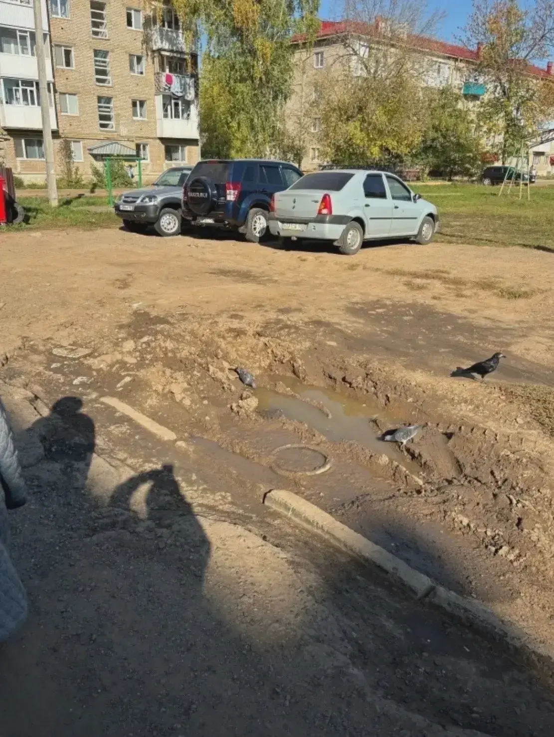 🕳️ Яма во дворе на Социалистической, 38 мешает проезду