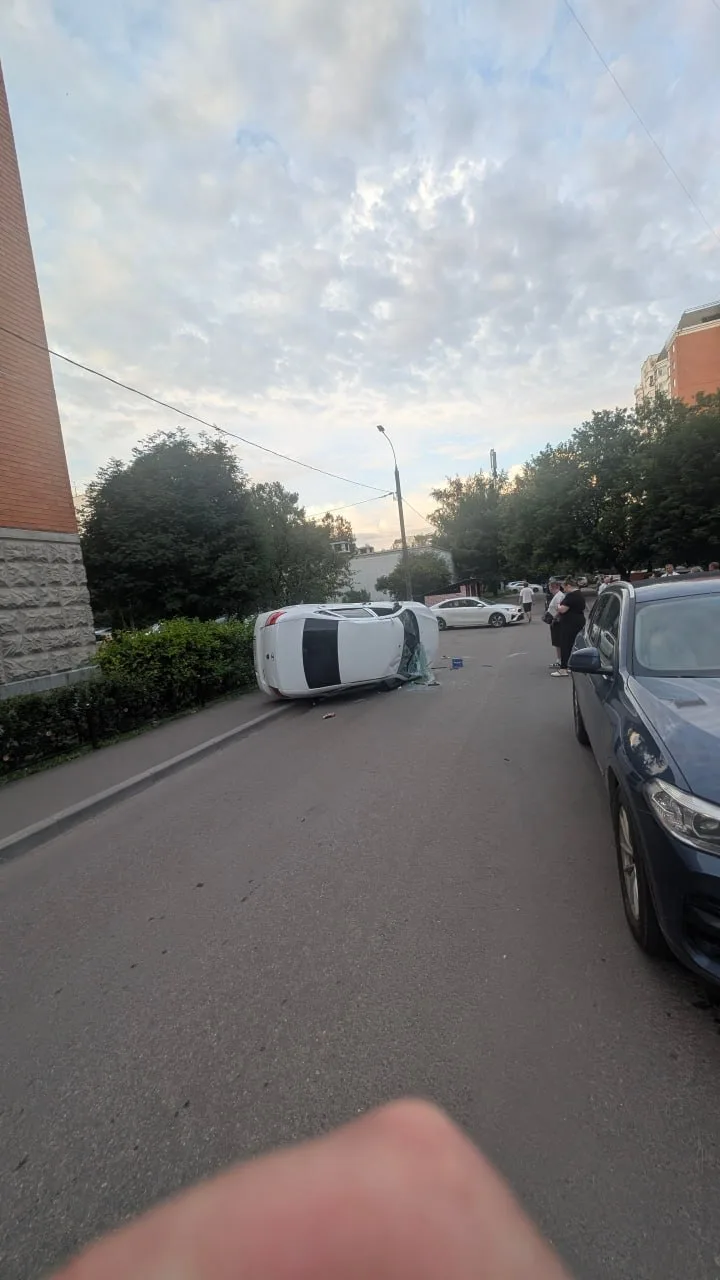 🛑 На 13-й Парковой во дворе заметили перевёрнутую машину. Соседка Мила рассказала: дев...