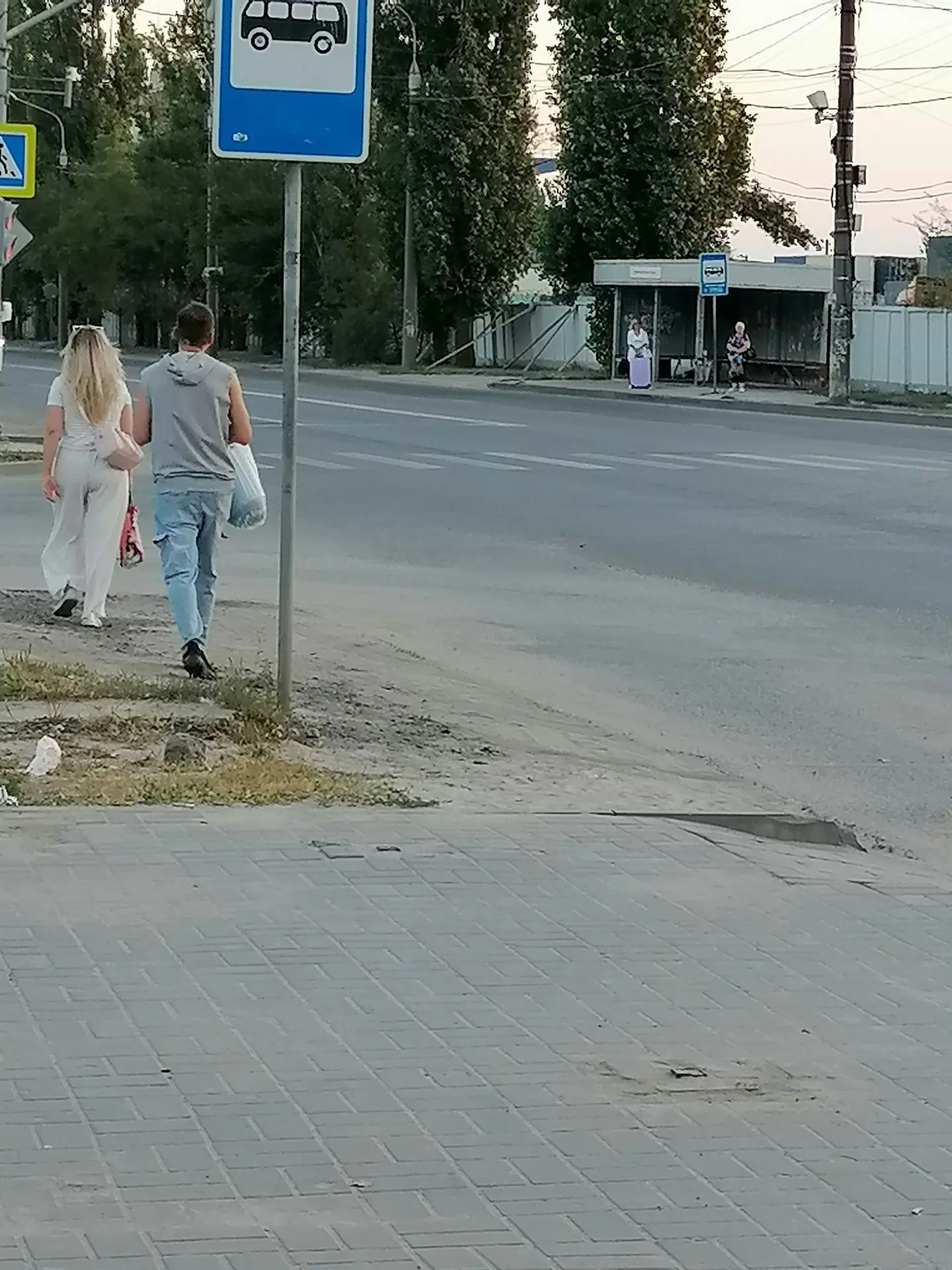 Ремонт по-воронежски: падающий бетонный забор подперли палками в столице Черноземья