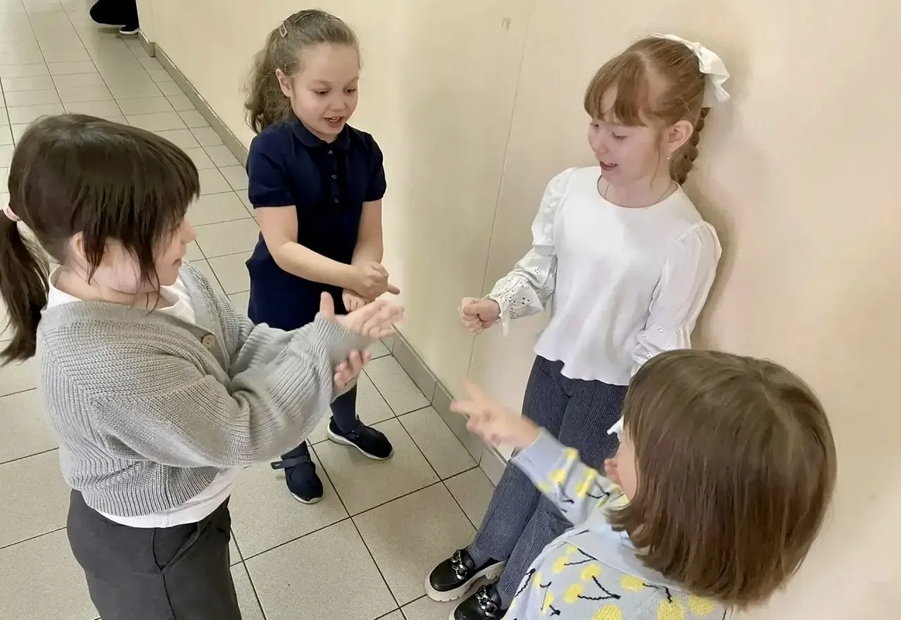 ✊✌️🖐️ Камень, ножницы, бумага — игра, которая захватила всю школу!  Вчера во всех корпусах было шумн