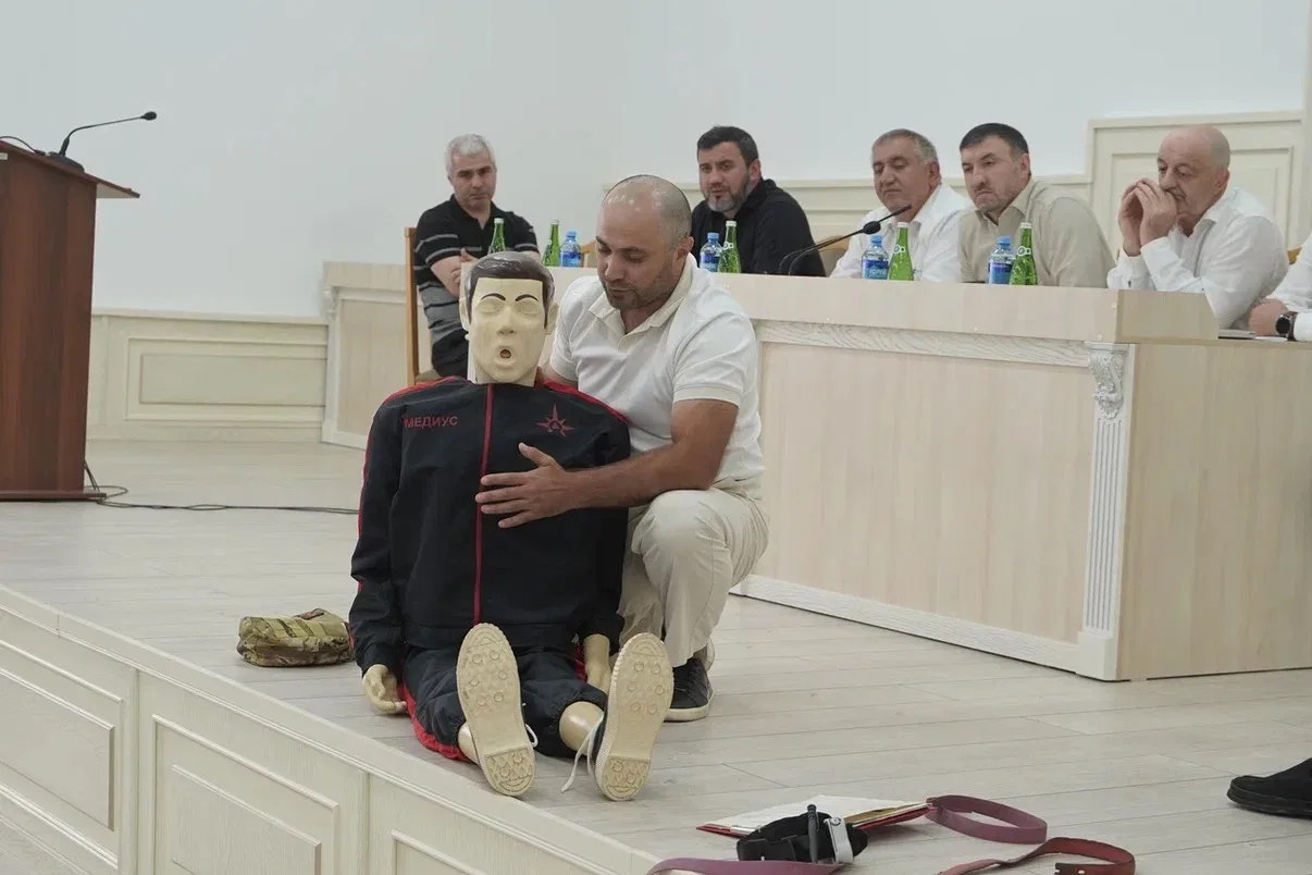 Каждый может спасти жизнь: в администрации Кизилюрта прошли обучение по правилам оказан...