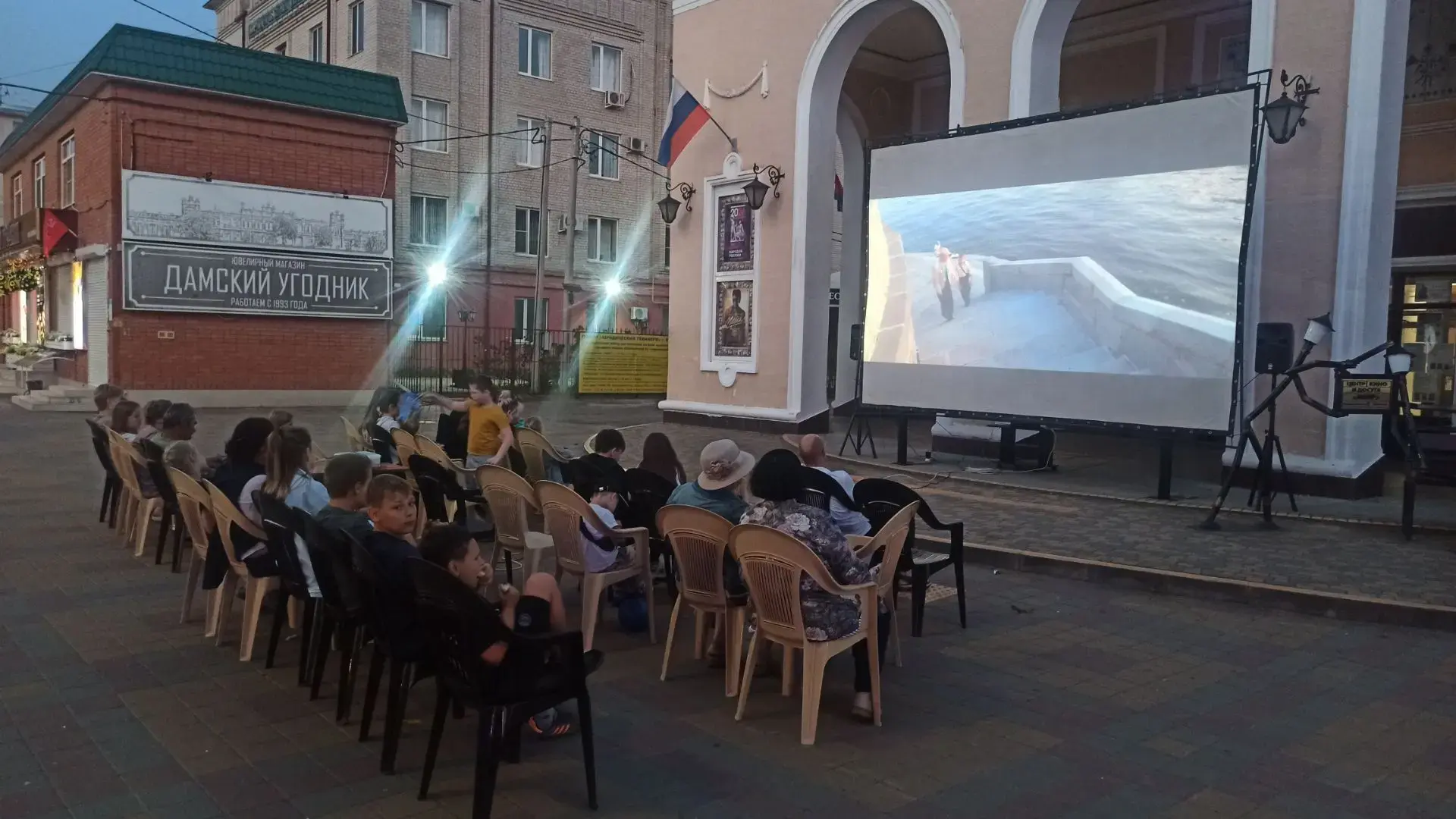 🌆 Вечер, площадь перед кинотеатром «МИР», мерцание экрана и знакомый сюжет…