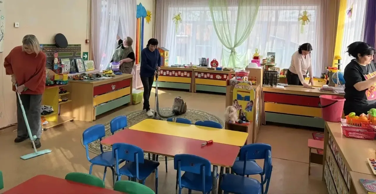 🧹Сегодня наш Центр образования №34 вышел на общегородской субботник. Коллектив активно навёл порядок