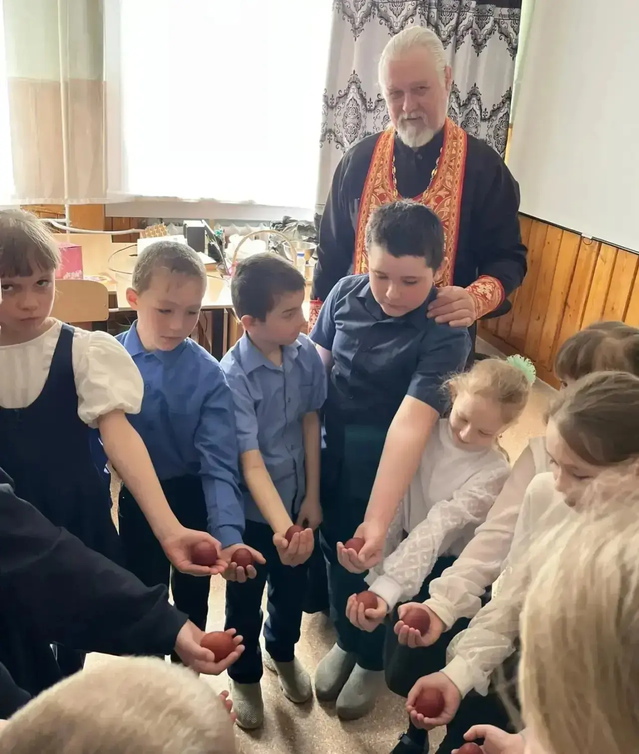 В четверг Светлой седмицы священник Павел Захарчук, настоятель храма Святой Троицы деревни Константи