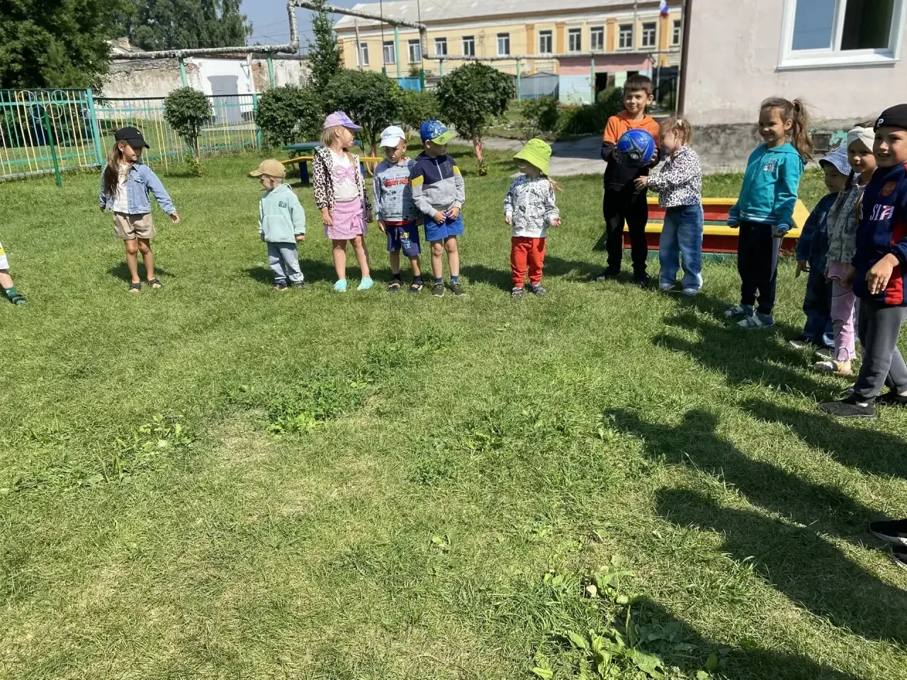 Наш красивый, звонкий мяч… Он не только яркий и красочный, но и очень весёлый! Мяч всегда поднимает 