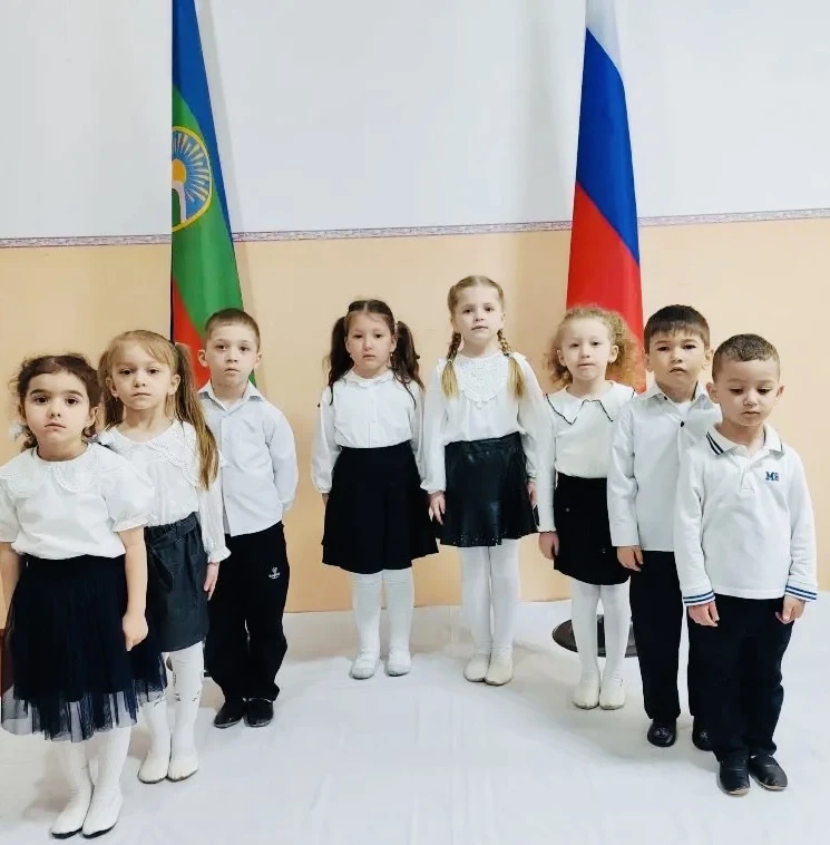 🇷🇺Каждый понедельник по традиции в МБДОУ «Детский сад «Золушка» а.Али-Бердуковский» н...