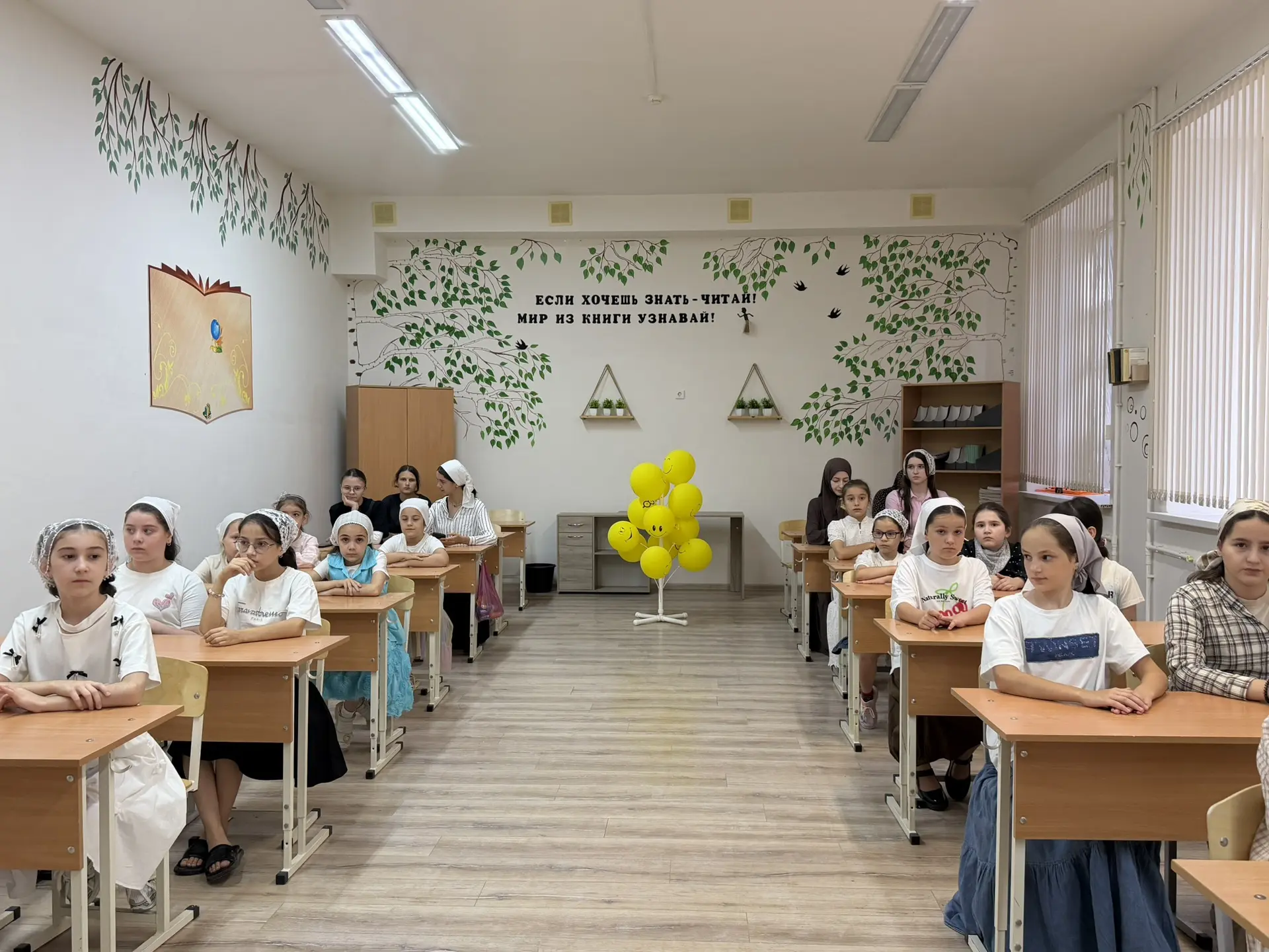 После торжественного открытия летней площадки все участники в сопровождении своих педагогов-наставни