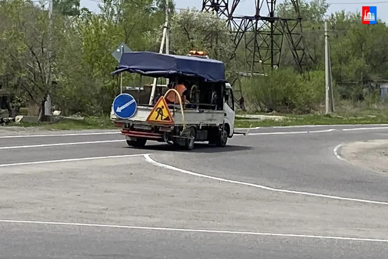 #работы_в_округе  Продолжаются работы на дорогах округа.   ✔️Бригады специалистов оперативно устраня