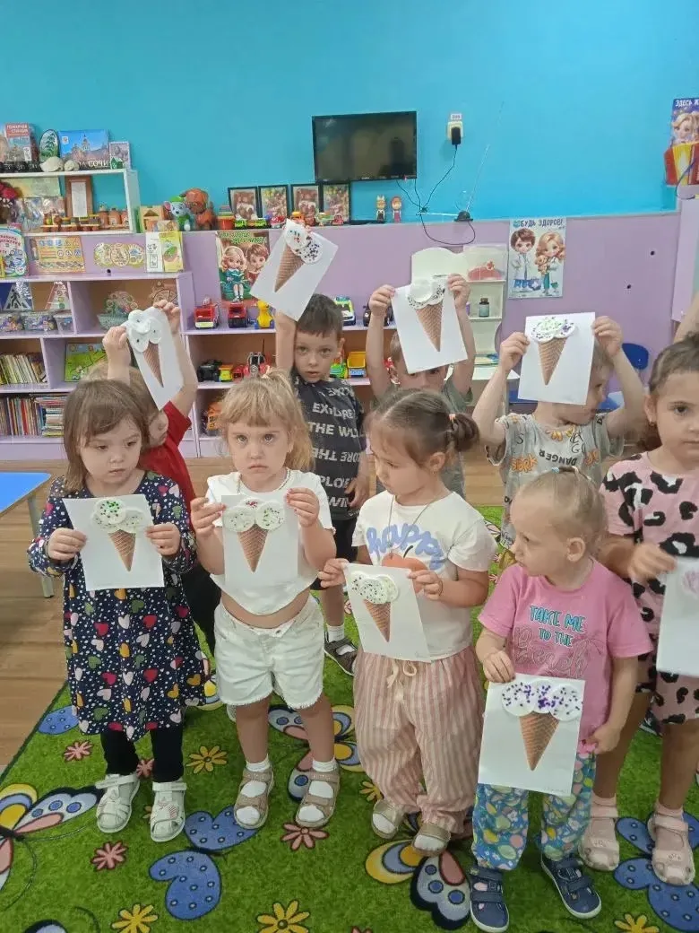 Замечательные вафельные рожки с прохладным ванильным мороженым приготовили сегодня ребята из младшей
