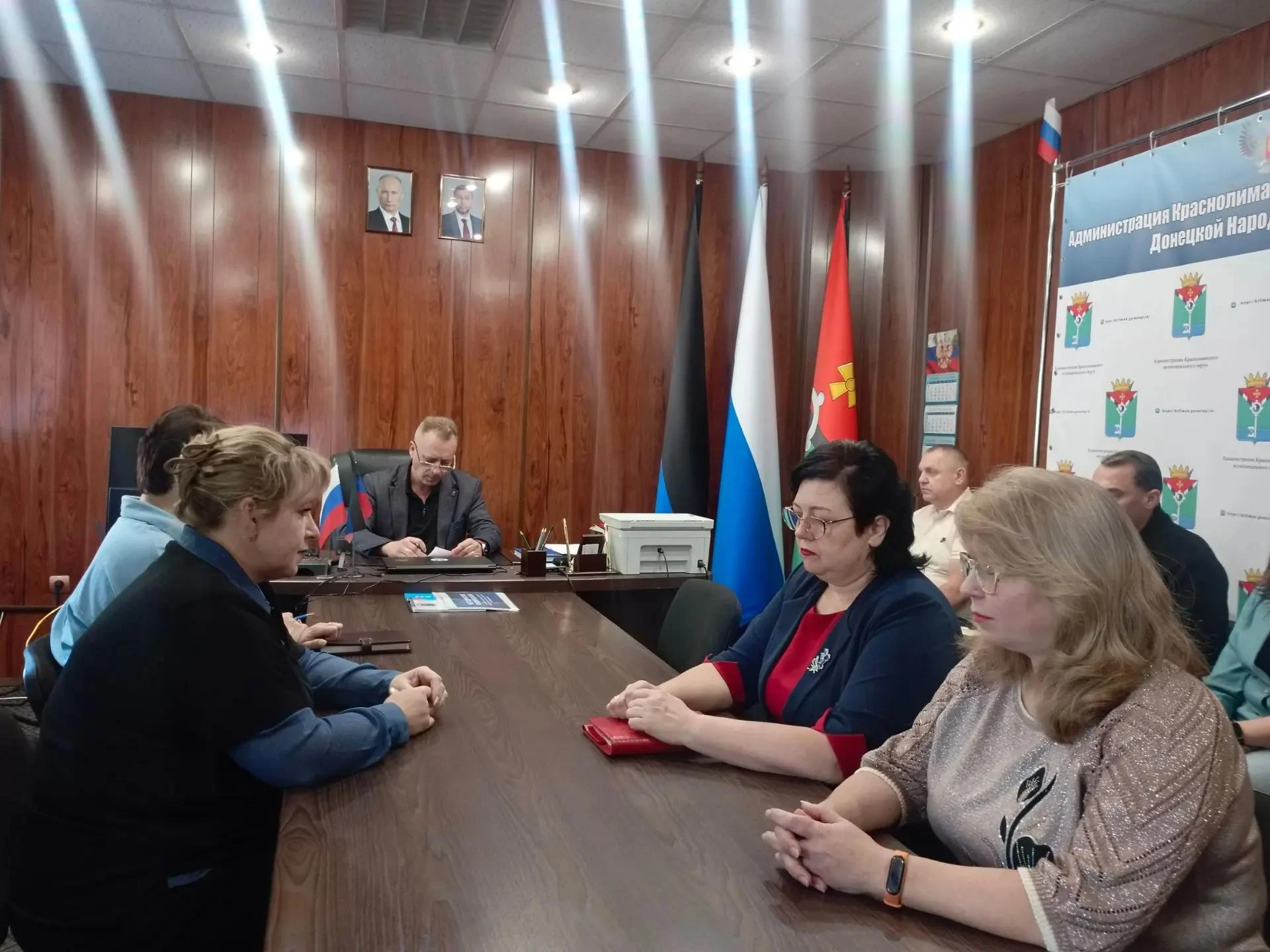 Провел еженедельное аппаратное совещание.