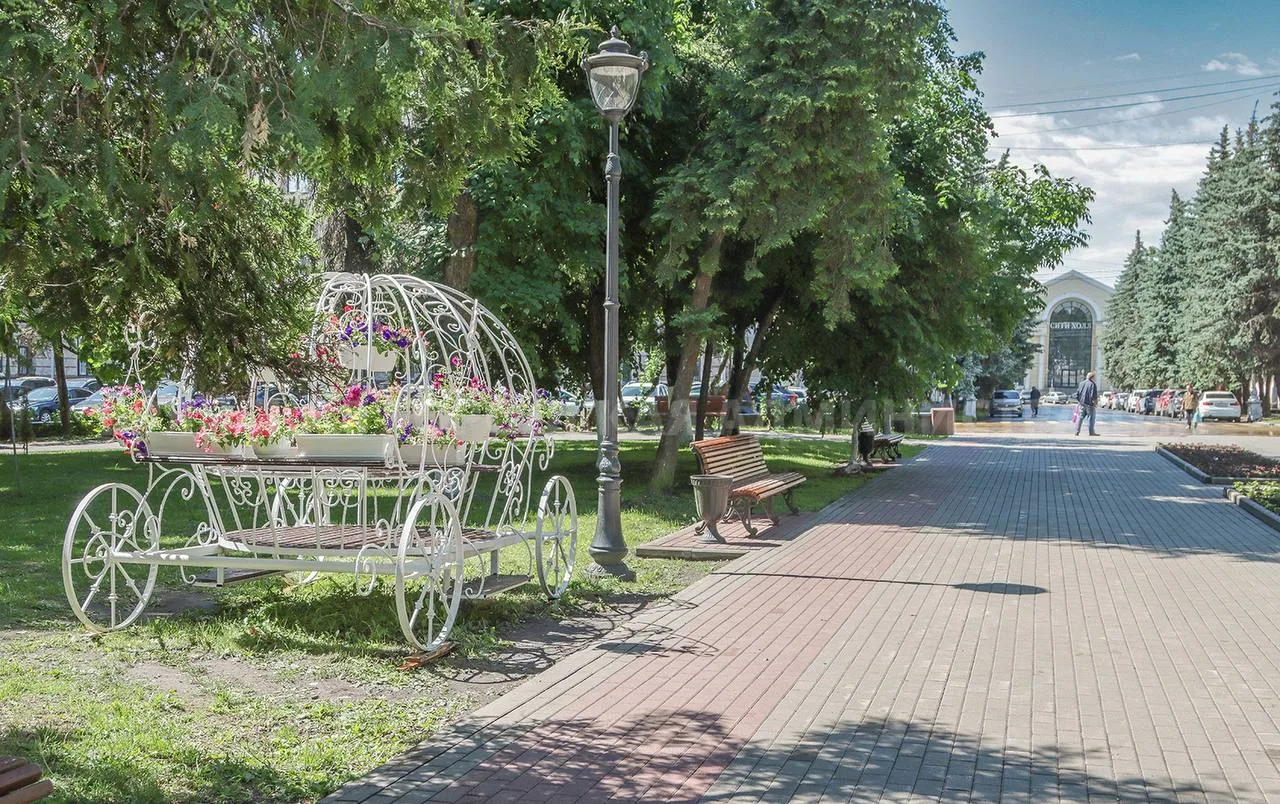 В сквере Карла Маркса припарковалась цветочная карета   В сквере Карла Маркса преобразилась установл