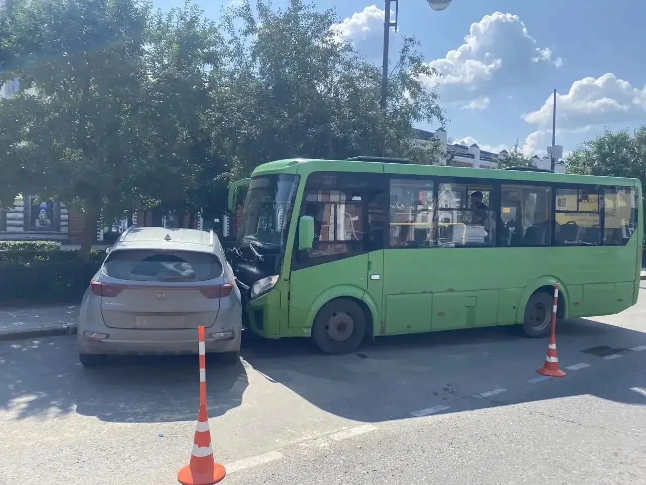 🚔 ДТП с автобусом в Тюмени: водитель пытался обойти проверку на наркотики