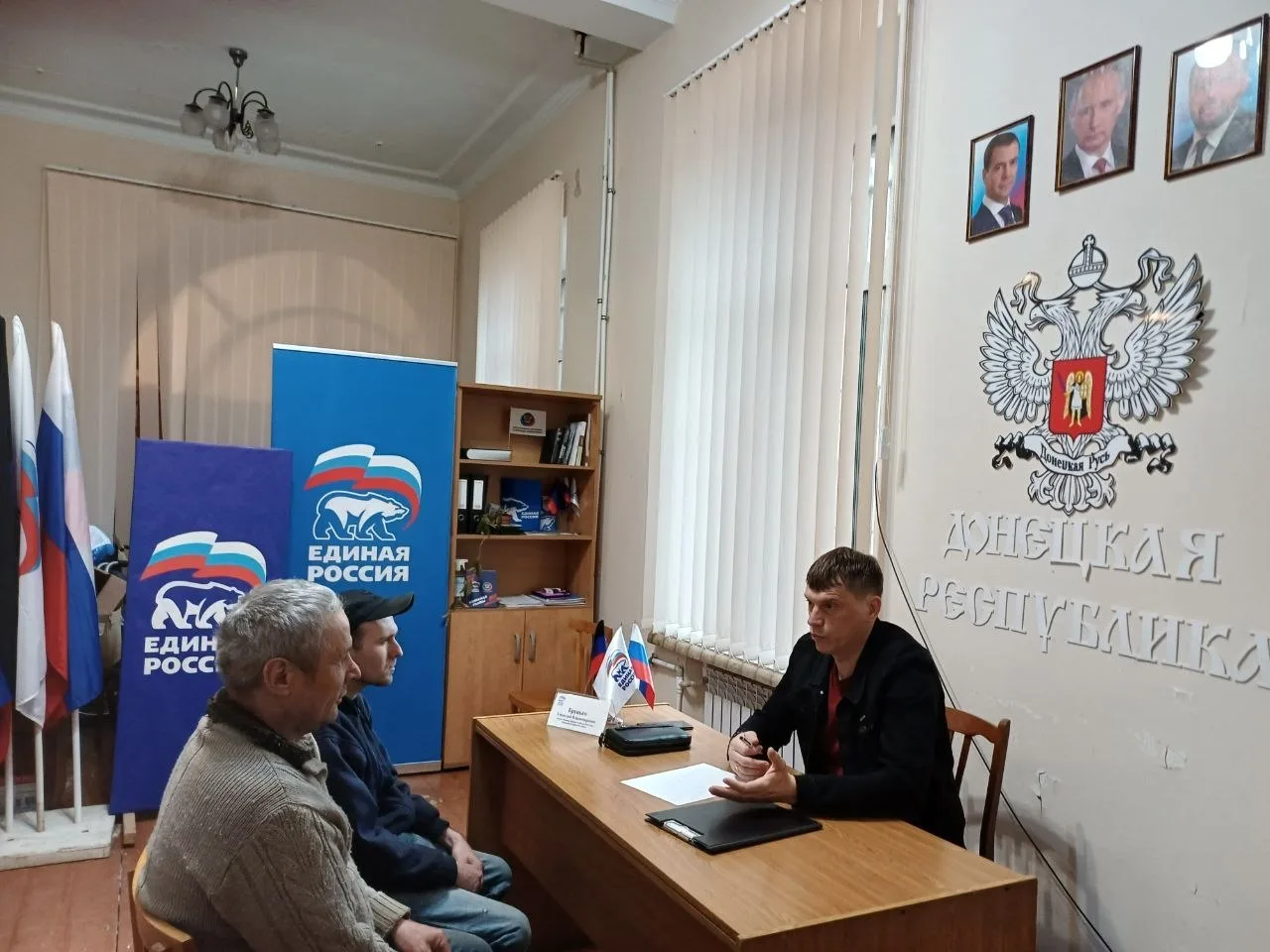 Провёл приём граждан в Зугрэсе.