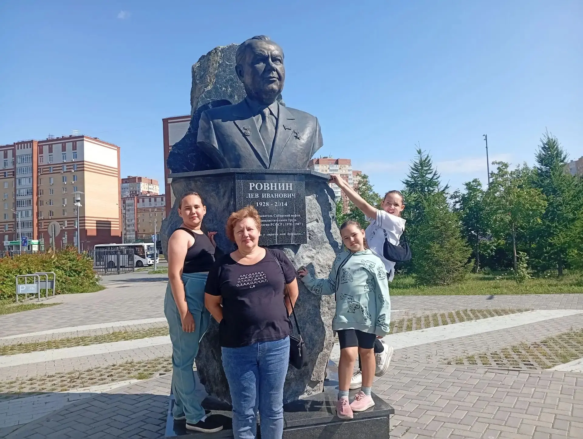 Ученица 3А класса,Жаркова Амелина,  участвует в фото-флешмобе «Уважение и любовь через ...