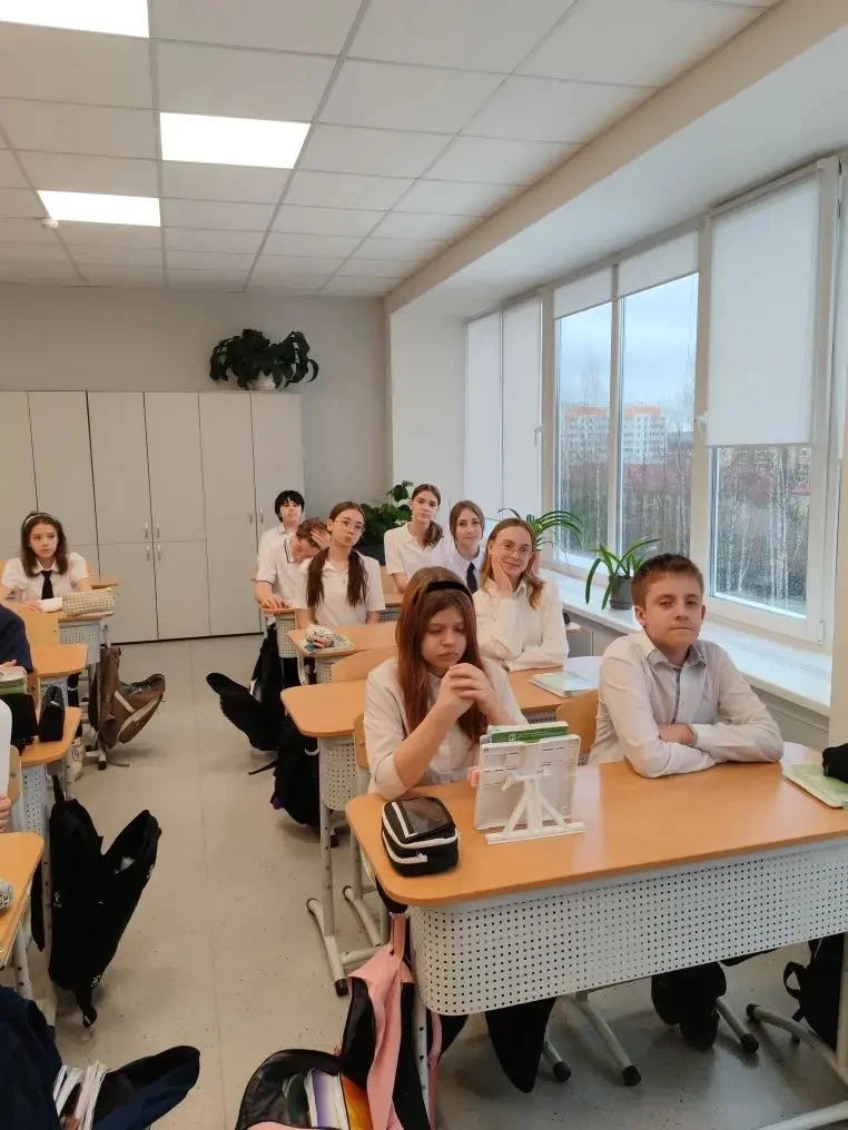 #ДуховноеВоспитание  🌟 Сегодня в 6В классе прошла особенная встреча — к ребятам пришёл гость, клирик