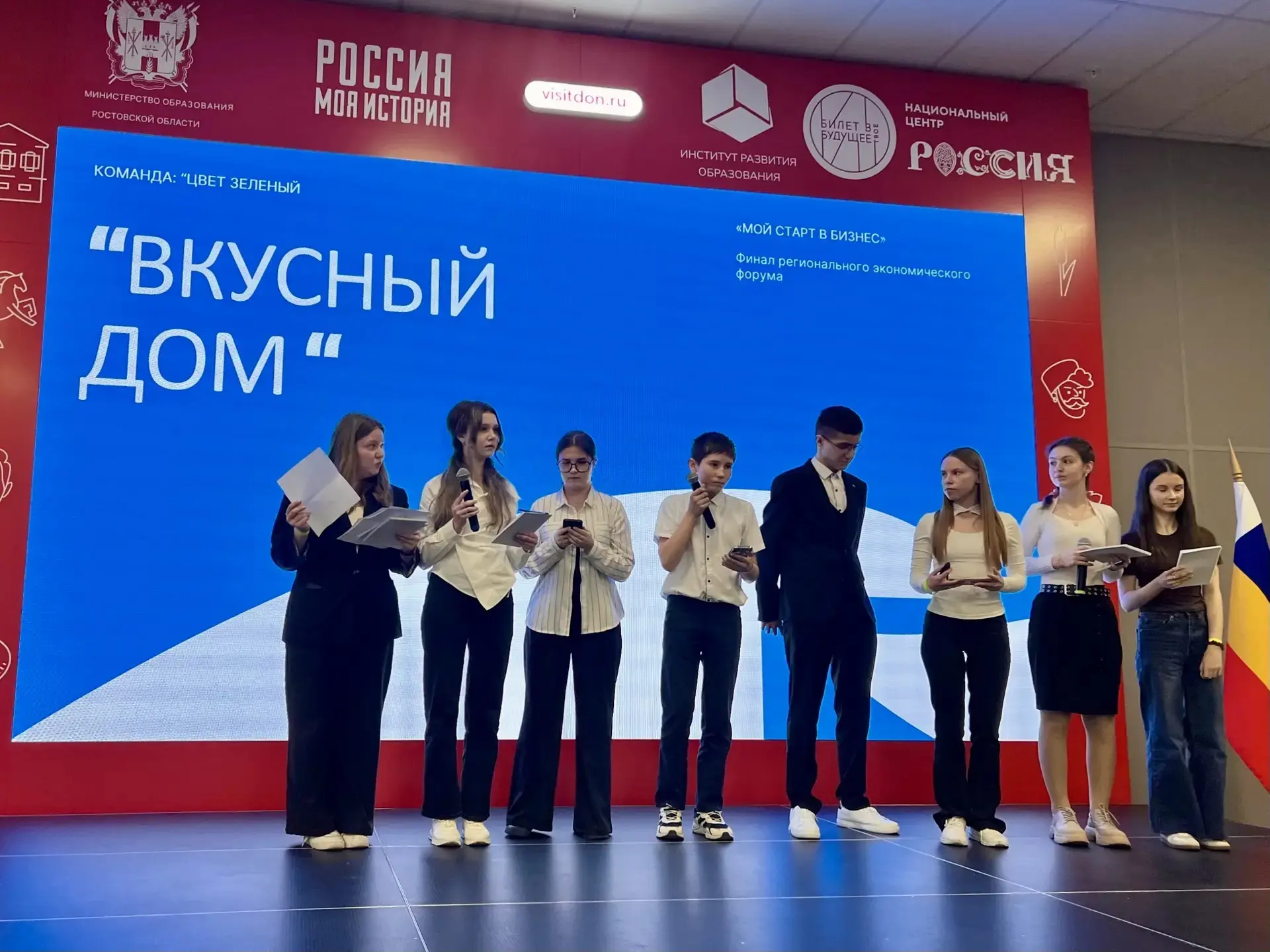 🌟 Гордость лицея: Ксения Матвеева – в финале регионального экономического форума!  Сегодня на площад