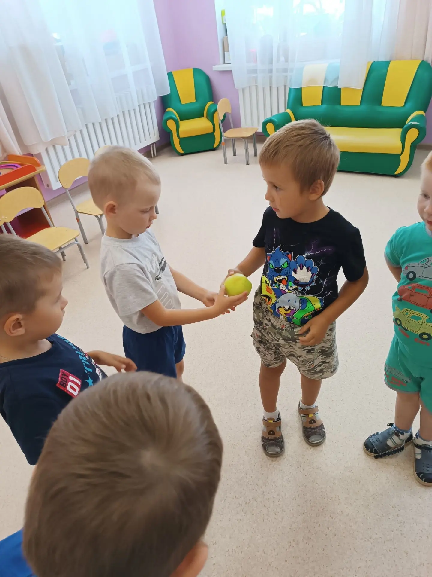 В средней группе "Рыбки" прошло развлечение, посвященное Яблочному Спасу -  одному из г...