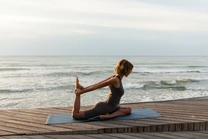 🧘‍♀️ Утренний баланс: йога и мягкая растяжка на берегу моря в Сочи! 🌊
