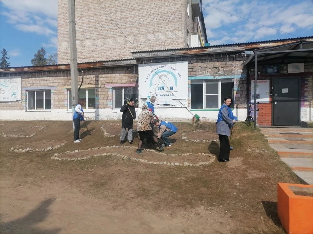 🍀Субботник в «Камбарском ДДиЮ» — вместе за чистоту и уют! 
 
🍃Сегодня на территории «Камбарского Д