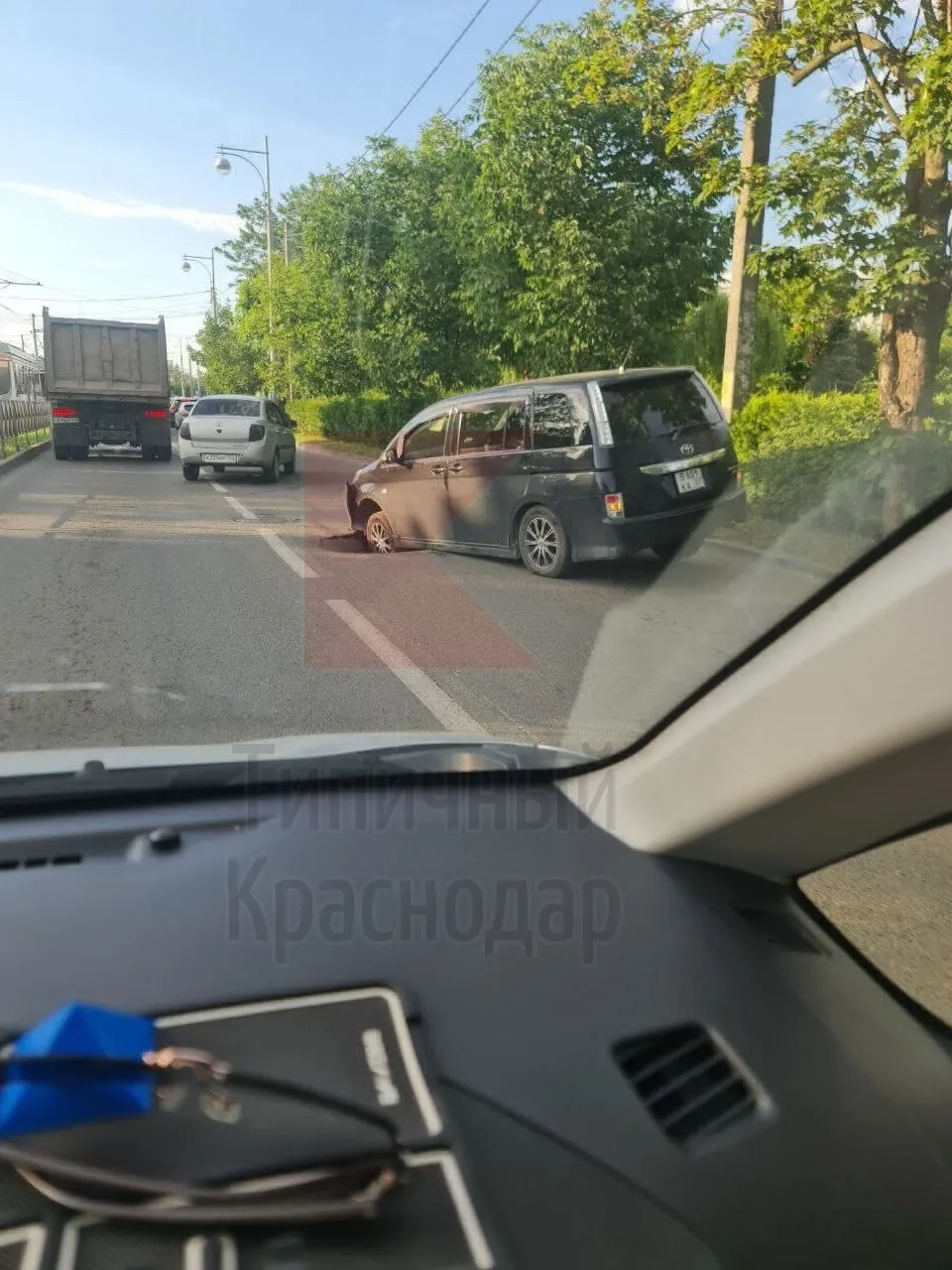 Асфальт вчера провалился под машиной на перекрёстке Московской и Солнечной

По словам очевидцев, авт