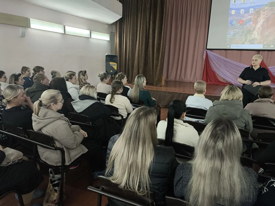 🛡️ Профилактика в семье: как говорить с ребёнком о самом сложном. Безопасность в сети Интернет  На д