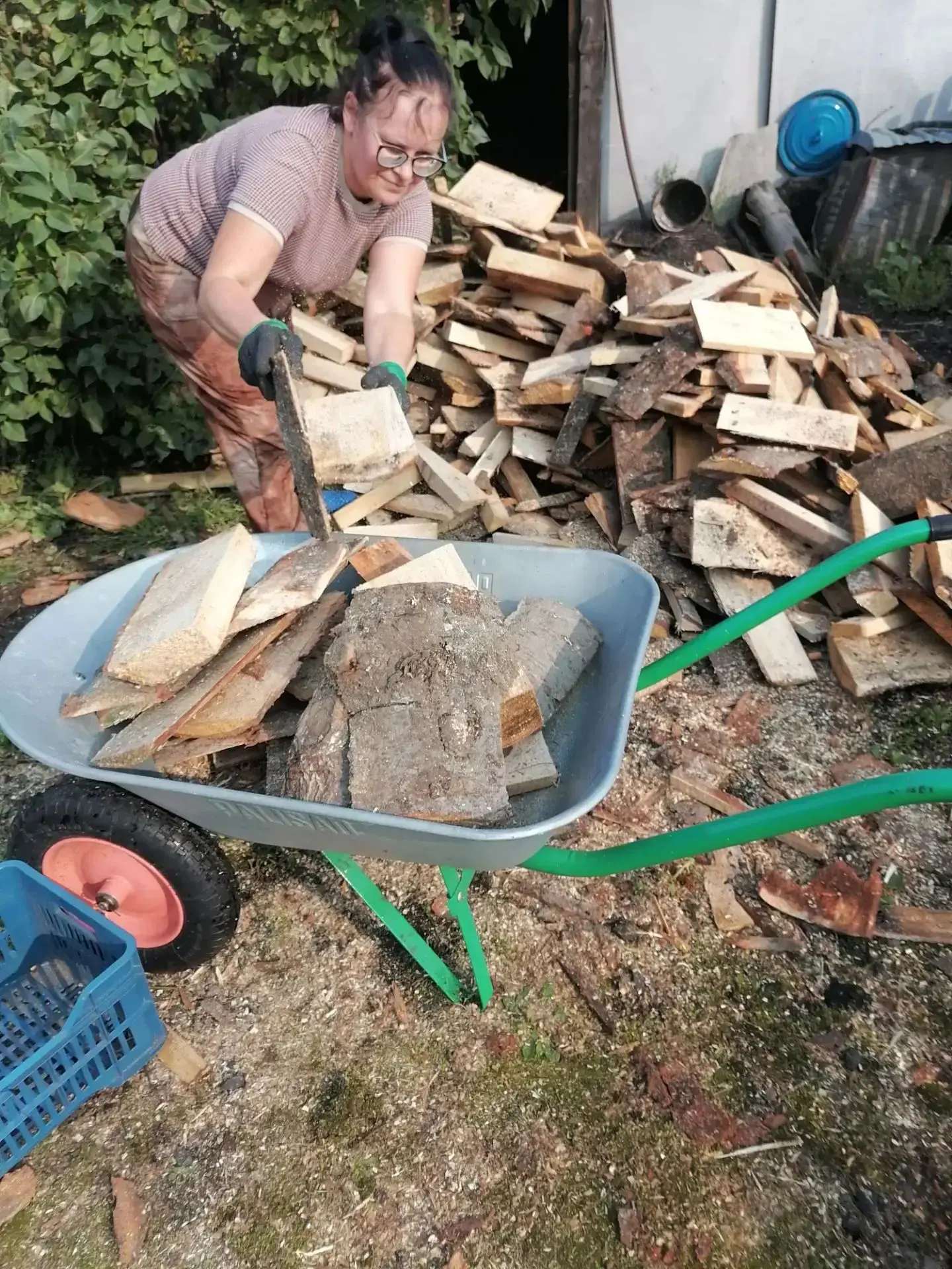 С наступлением осенних холодов социальные работники КЦСОН Крапивинского округа заботятс...