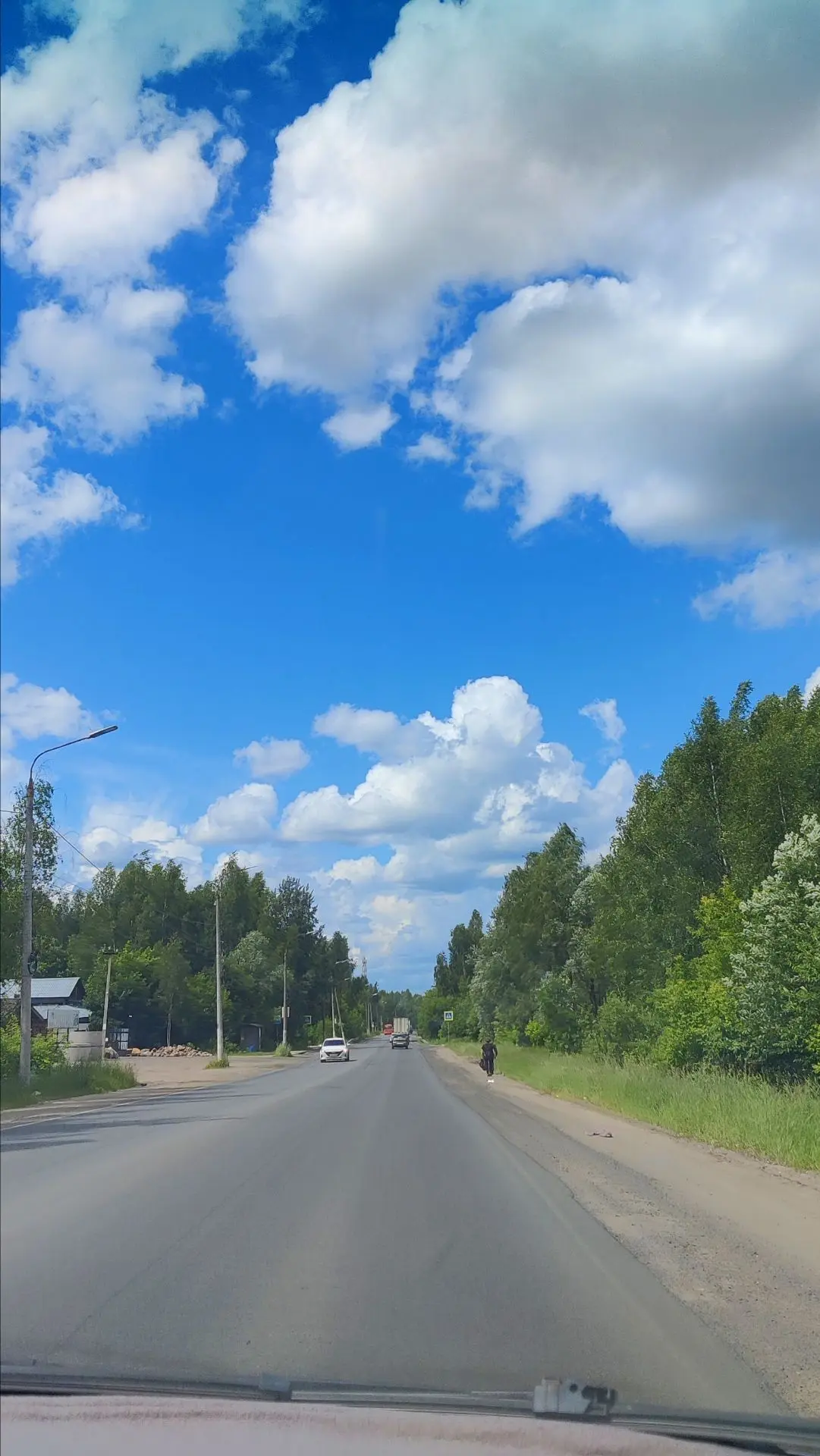 Коротко о погоде прямо сейчас, пока мы в пути. Буквально каждые пять минут всё меняется - от жаркого