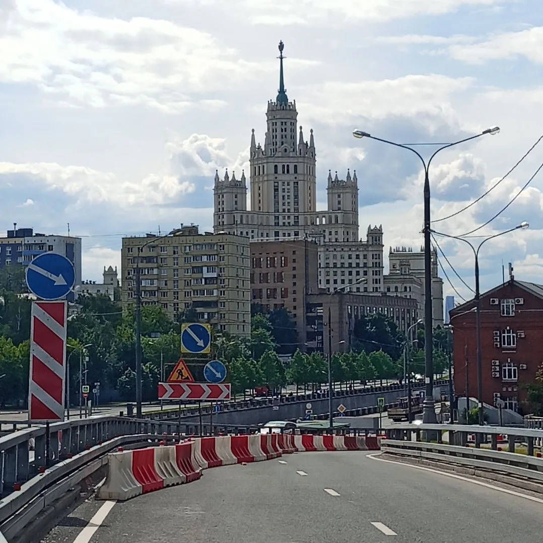 Третья из семи у меня в ленте сталинская «сестра-высотка» — жилой дом на Котельнической набережной! 