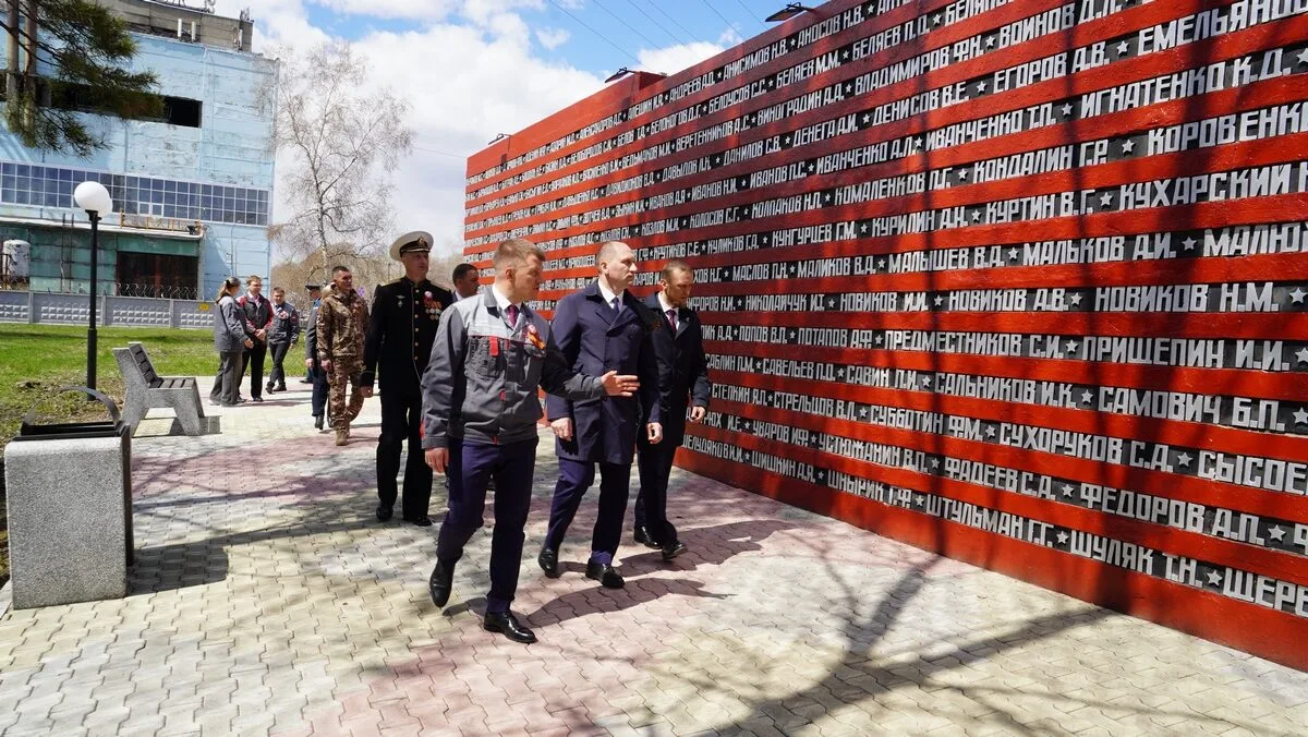 На Амурском судостроительном заводе возложили цветы к Вечному огню  8 мая на Амурском судостроительн
