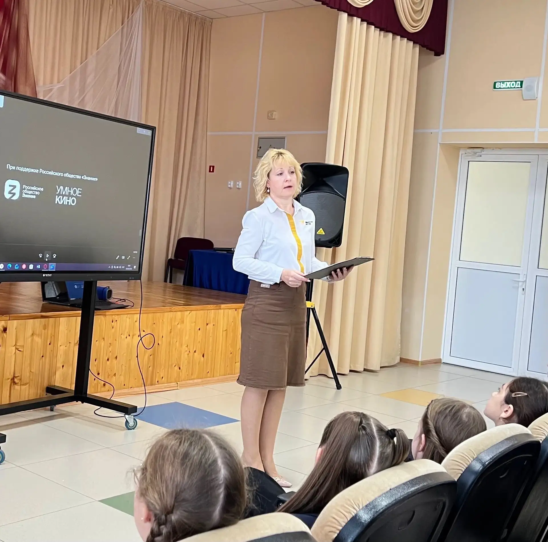 🇷🇺 Единство истории и современности: кинопросмотр в МБОУ «Тетюшская СОШ №1 им. П.С. Х...