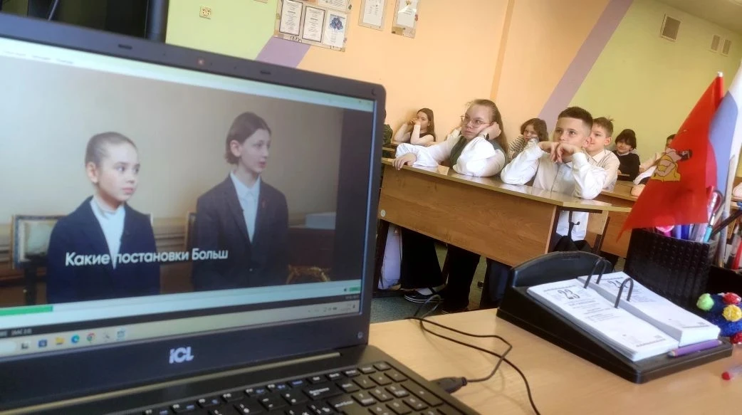 ⚡️📝РАЗГОВОРЫ О ВАЖНОМ  🇷🇺 Утро понедельника в лицее традиционно началось с торжественной линейки, це