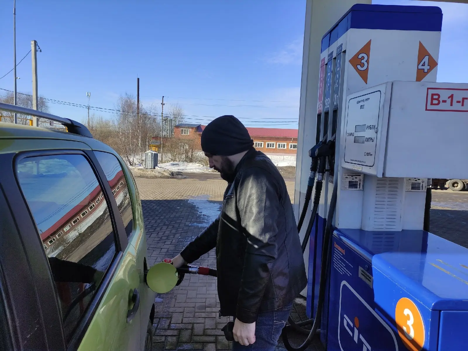 Новые правила на АЗС с июня 2026: наличка под запретом, в канистру из пластика бензин не наливают - 