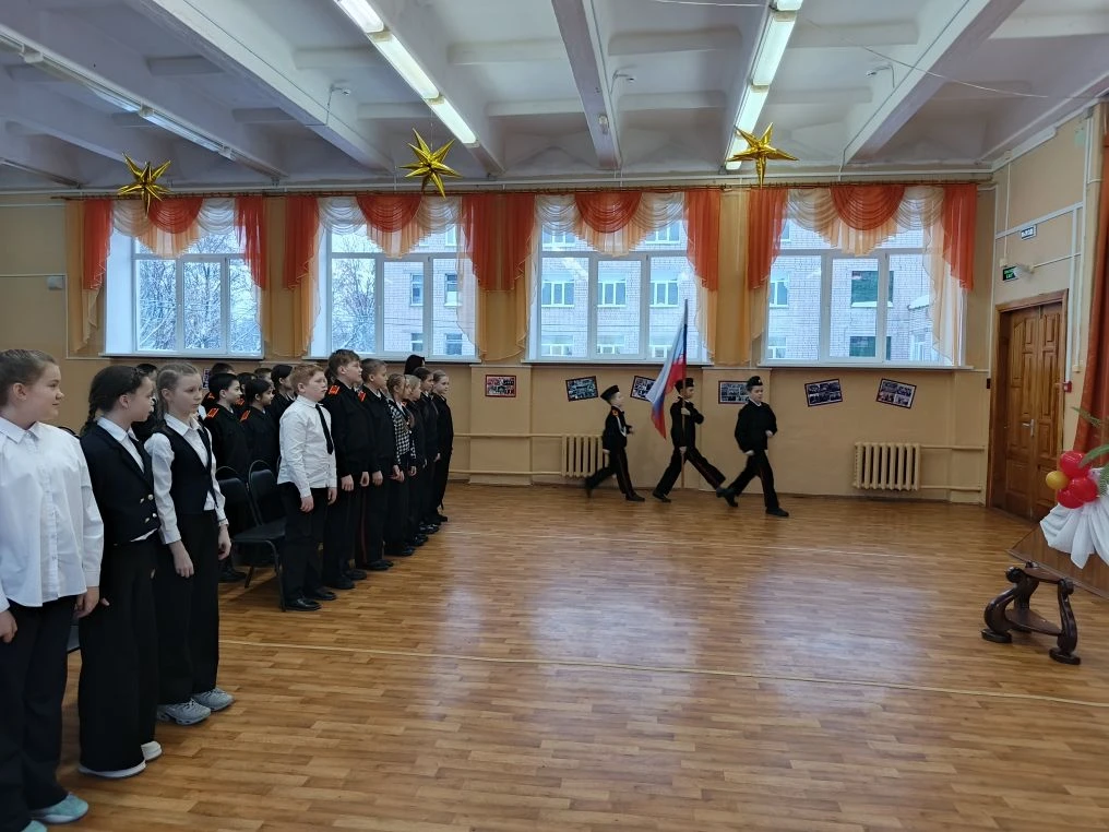Понедельник, 16 февраля, рабочая неделя в нашей школе по традиции началась с выноса флага и исполнен