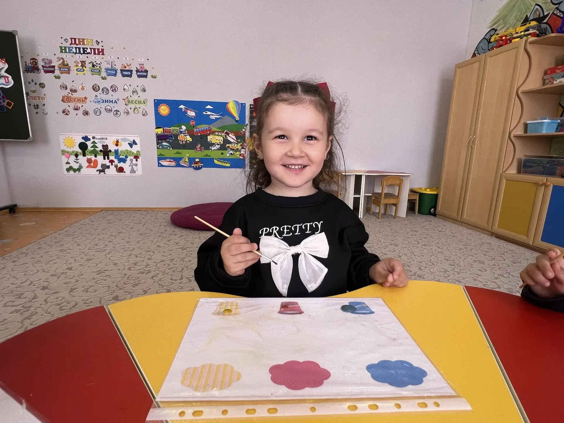 🎨 Игра «Перетащи цветные капли в стаканы»