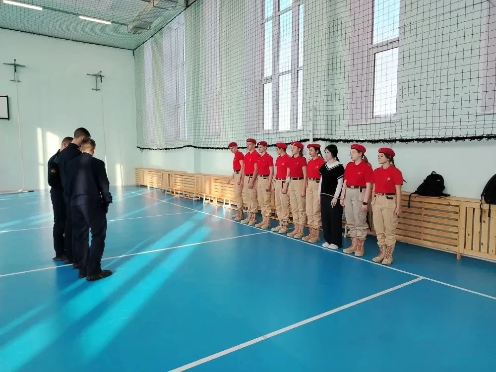 2 февраля в нашей школе курсанты НВВКУ провели беседу с учащимися 8-х классов и юнармейцам отряда "З