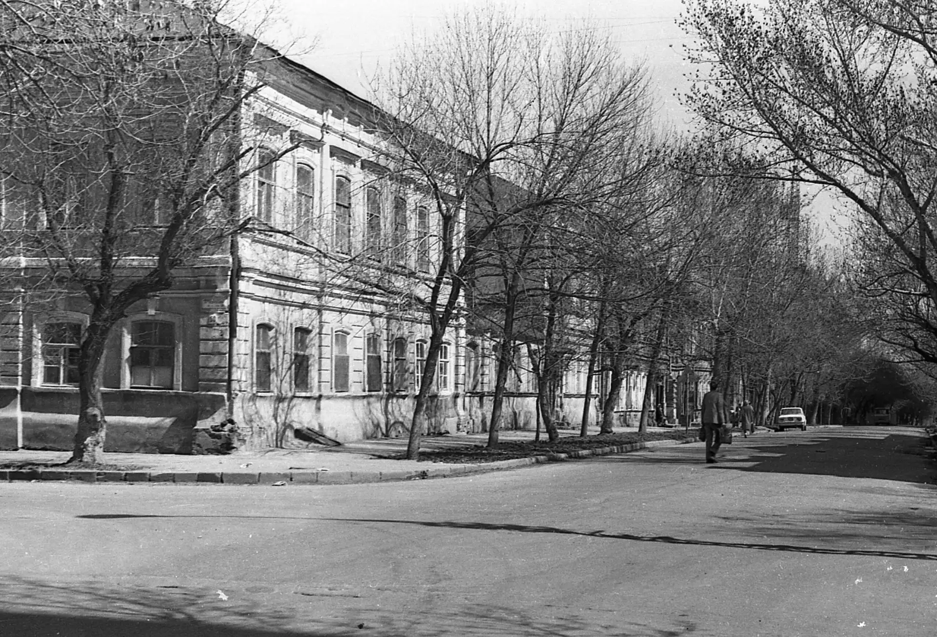 Улица Первомайская, угол улицы Некрасова. Снимок был сделан между 1960-1975 годами.