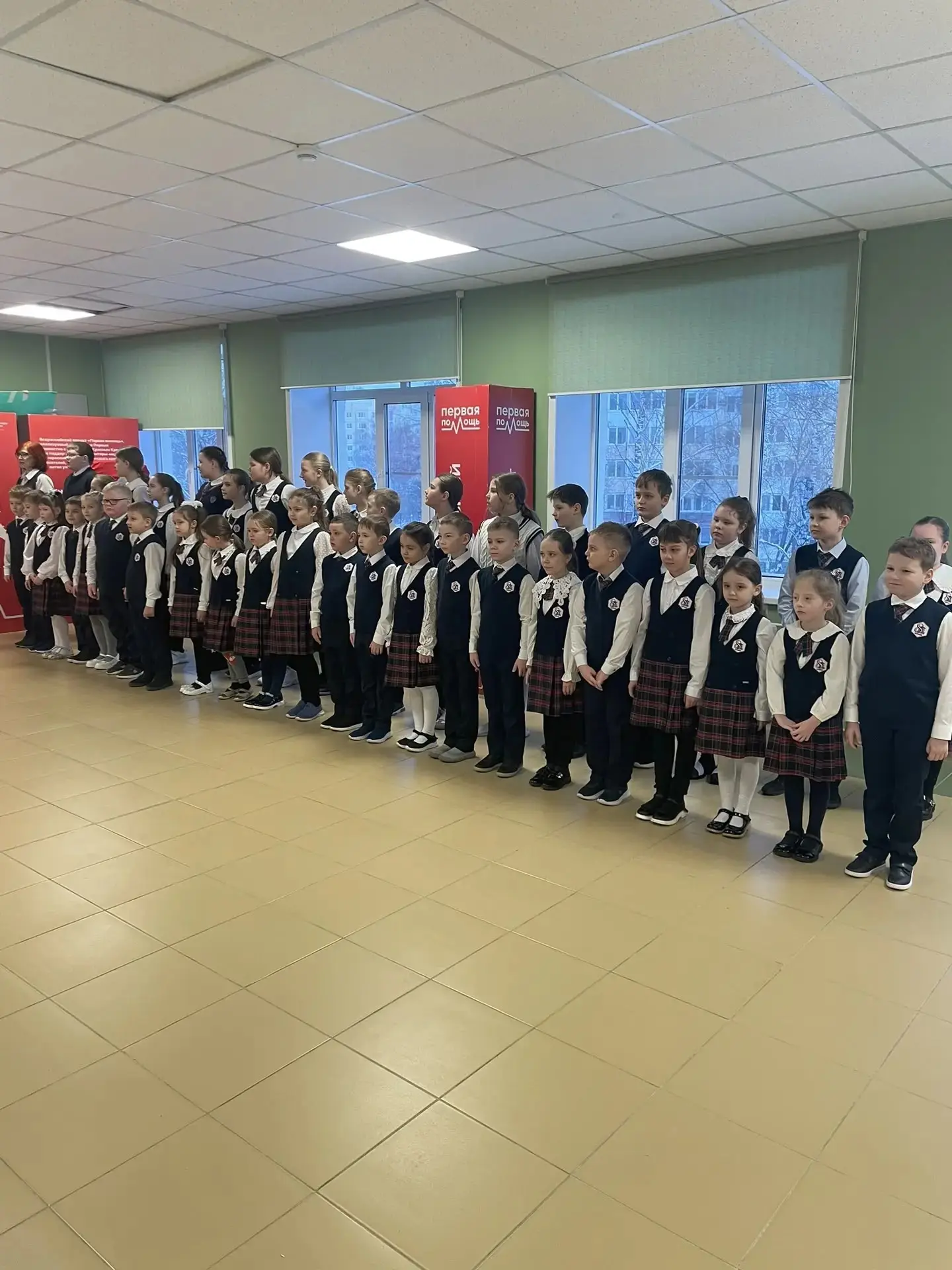 Еженедельная линейка: старт новой учебной недели 📣 В понедельник в нашей школе прошла традиционная о