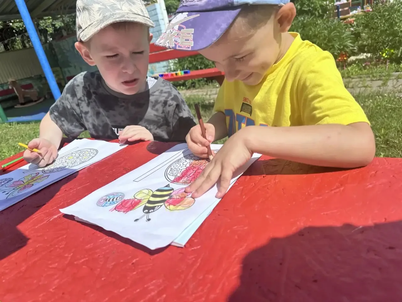 Лето — время для яркого творчества на свежем воздухе! ☀️🦋
Наши ребята  перенесли свою художественну