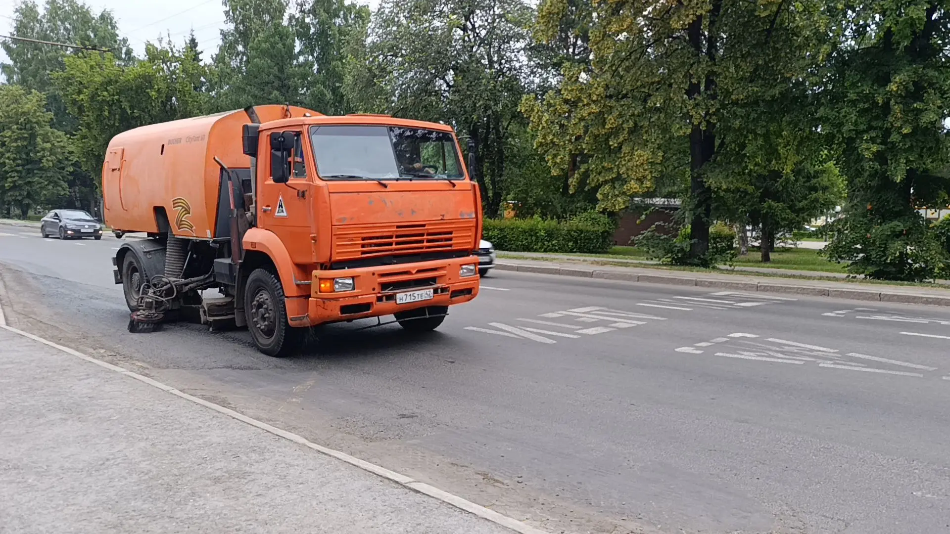 На прошедших выходных дорожными службами выполнялись работы по уборке и прометнию прилотковой части,