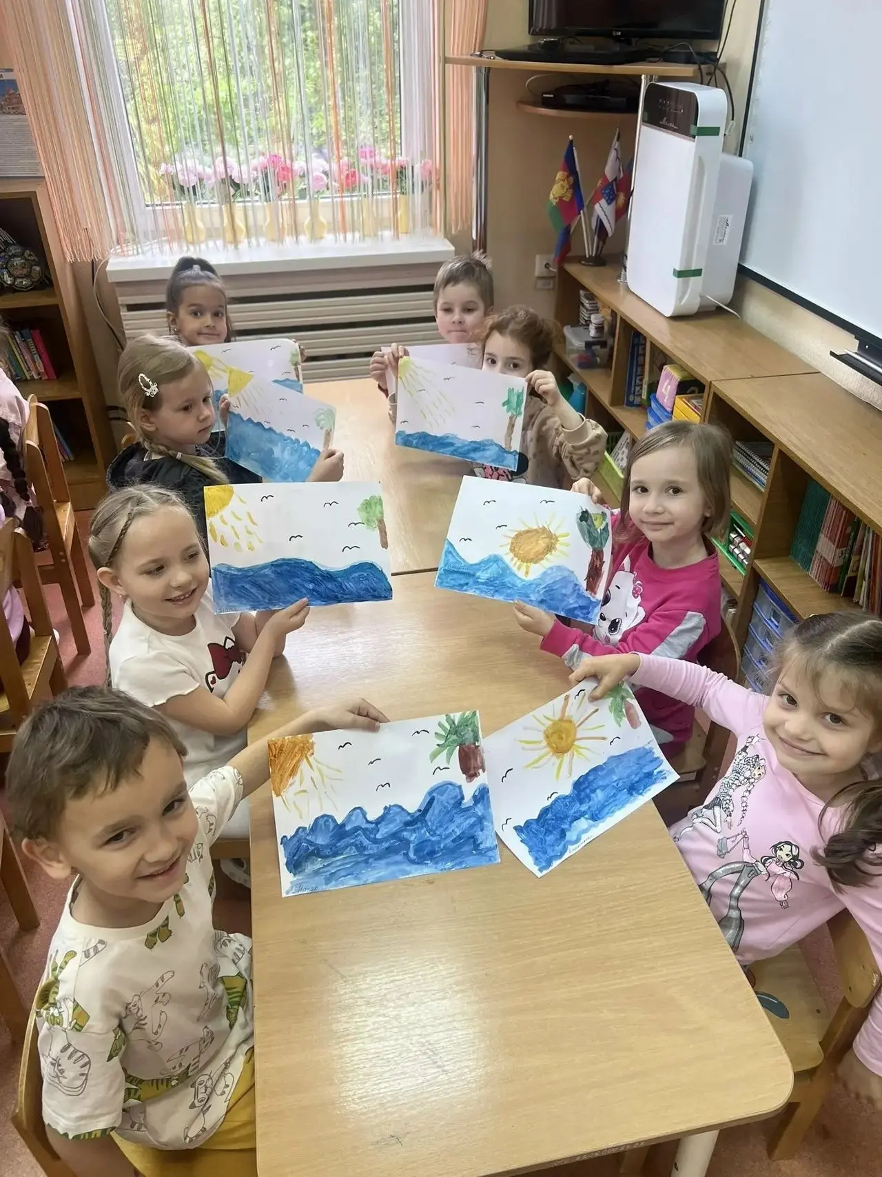 Творческий настрой не зависит от погоды!
За окном лето, но море ещё холодное для купания, и наши тал