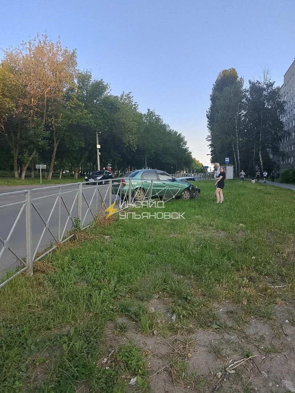 🚦На Хрустальной автомобиль протаранил ограждение