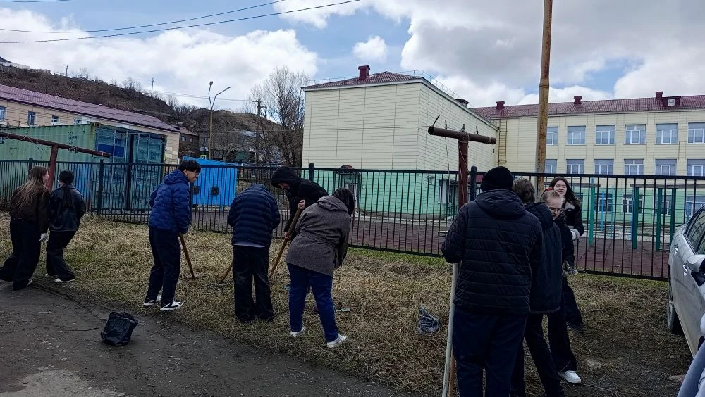 ☀ Школьный субботник в самом разгаре! Ученики нашей школы продолжают активно и с большим энтузиазмом